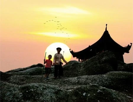 Yên Tử được Vua Trần Nhân Tông chọn làm nơi tu hành, sáng lập Thiền phái Trúc Lâm.