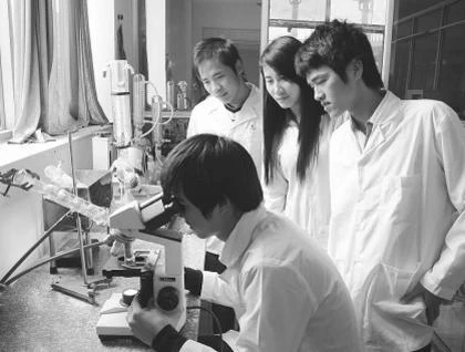 Sinh viên Khoa Công nghệ thực phẩm và Hóa học, Trường đại học Bách khoa Hà Nội tham gia nghiên cứu khoa học.          Ản