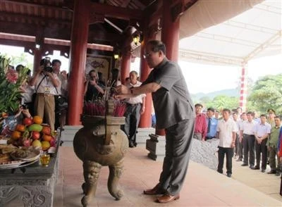 Đồng chí Nguyễn Sinh Hùng thắp hương tượng niệm các liệt sĩ Truông Bồn.