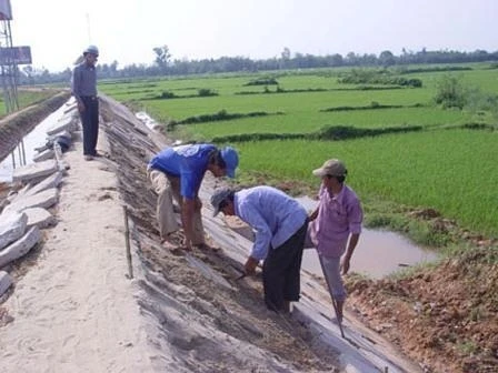 Tu sửa kênh mương phục vụ sản xuất vụ mùa mới.