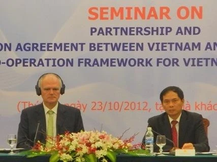 Đại sứ Phái đoàn EU tại Việt Nam Franz Jessen (trái) và Thứ trưởng Ngoại giao Bùi Thanh Sơn (phải) đồng chủ trì hội thảo