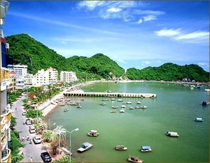 Cát Bà, điểm du lịch biển thu hút đông đảo khách du lịch của Hải Phòng.