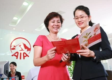 Nhân viên bảo hiểm AIA Việt Nam tư vấn cho khách hàng.