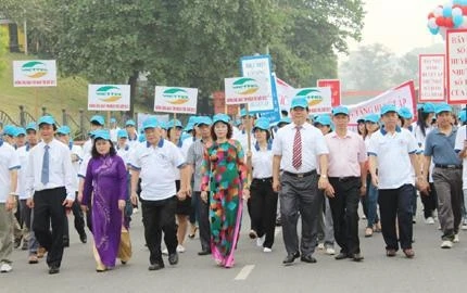 Các đại biểu đi bộ hưởng ứng chiến dịch "Toàn dân phòng chống Tăng huyết áp và bệnh Tim mạch".